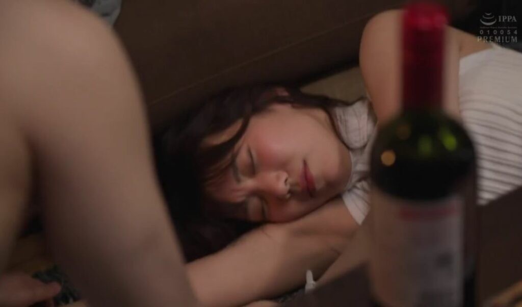 Cậu thanh niên may mắn và chị hàng xóm say sĩn vào nhầm nhà